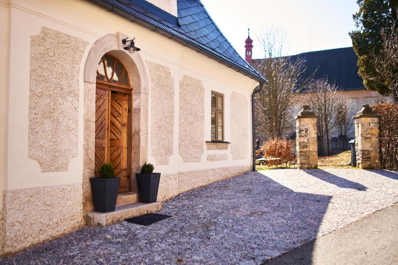 Baroque Chaplain House Kaplanka 1796 A. D. - Historical Luxury Apts In Bohemian Paradise Zelezny Brod Экстерьер фото